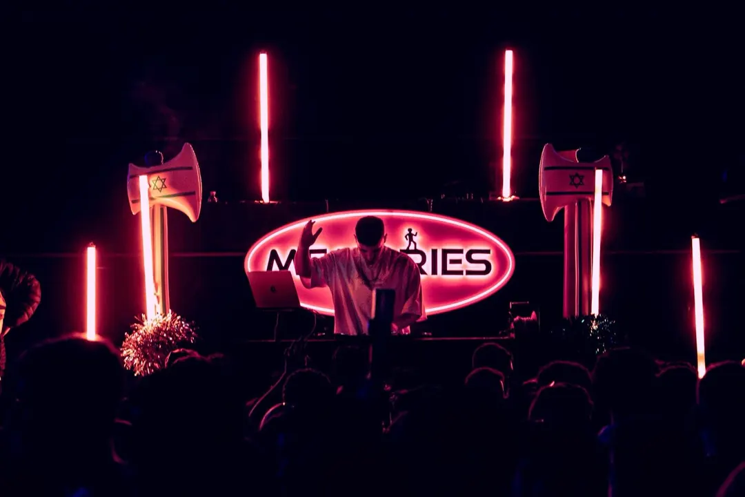 DJ סט במסיבת נוער של Memories Production עם תאורת ניאון אדומה